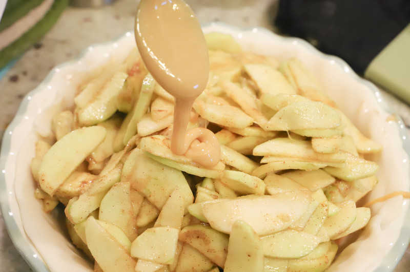 adding caramel to the pie