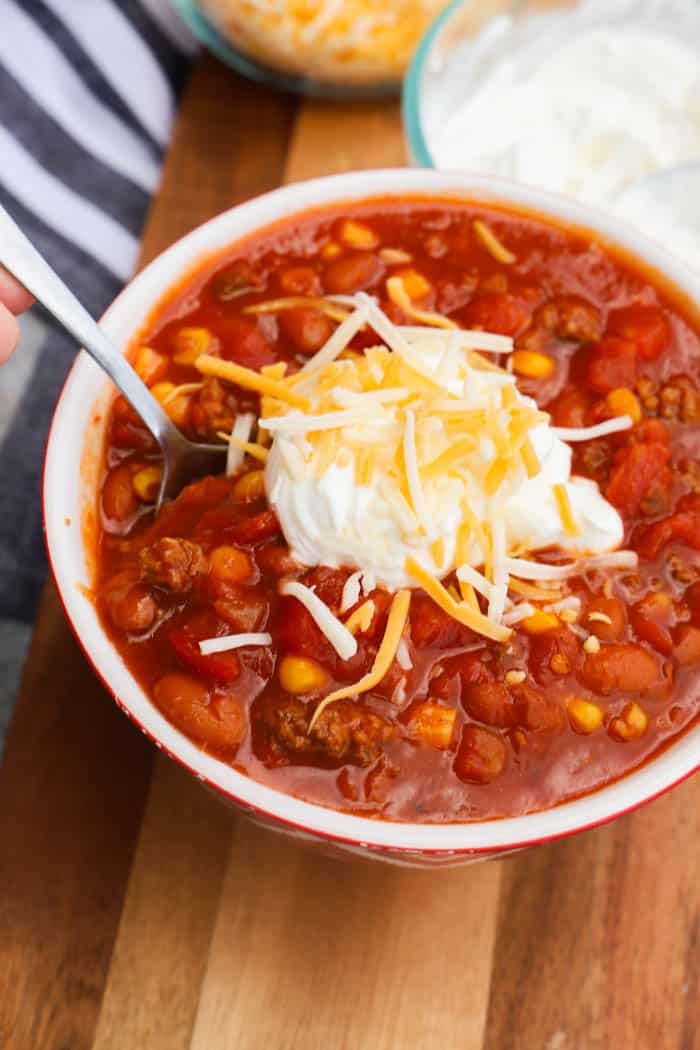 Super Simple Chili with sour cream and cheese