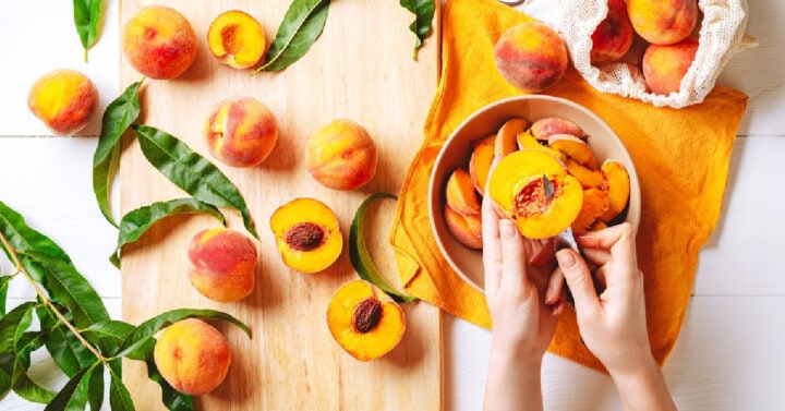 cutting fresh peaches