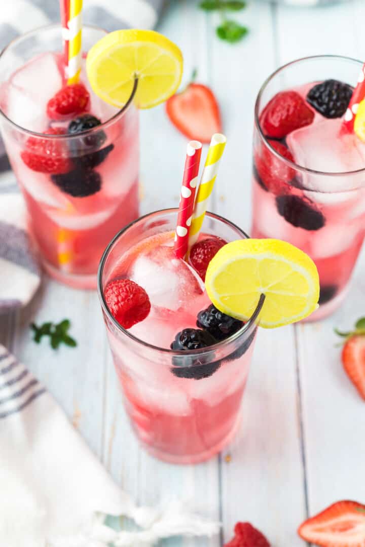 close up Sparkling Berry Lemonade with straw