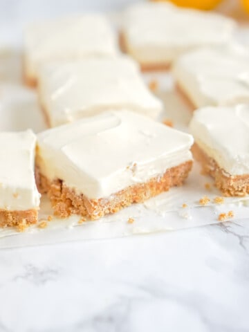 No-Bake Lemon Cheesecake Bars