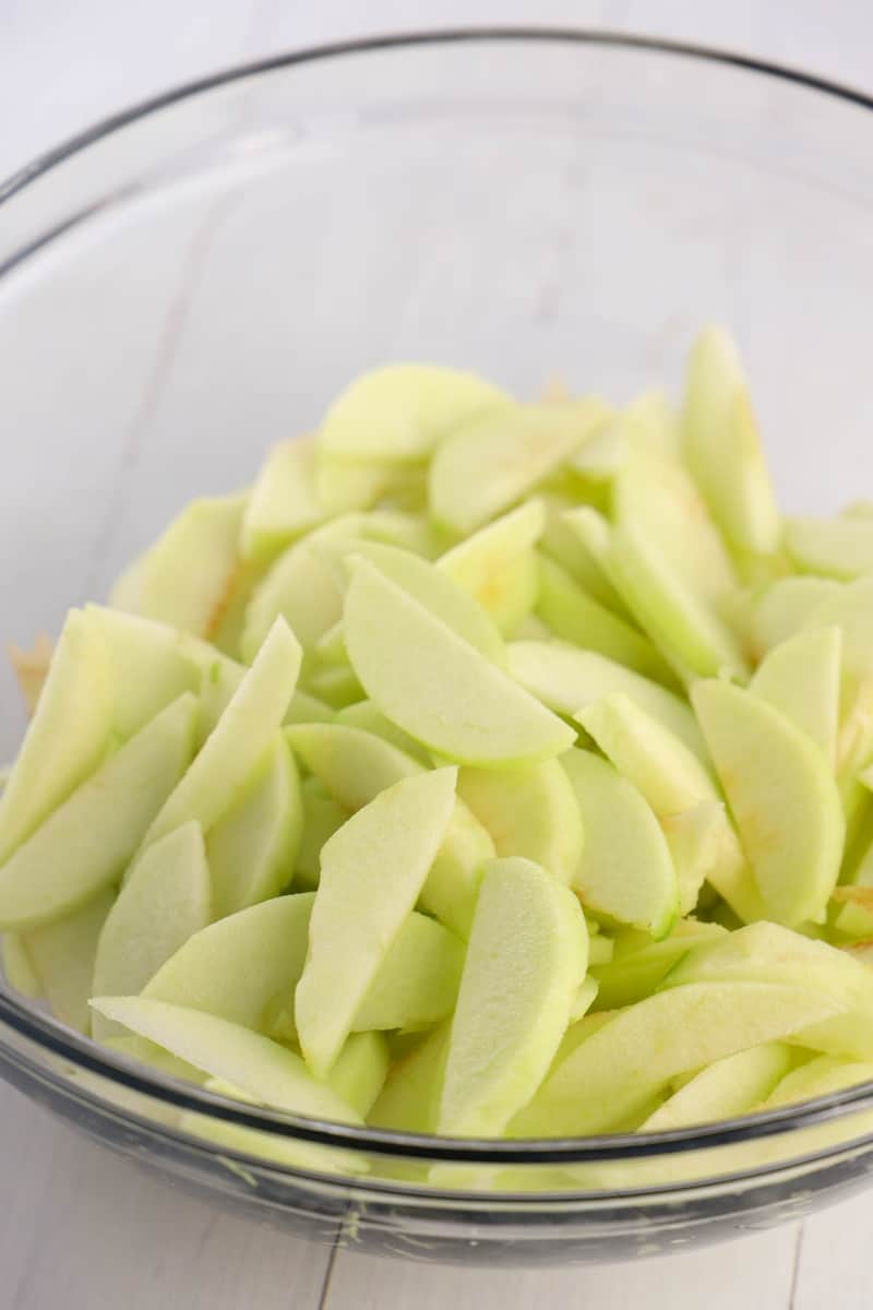 cut and peeled apples in a glass bowl