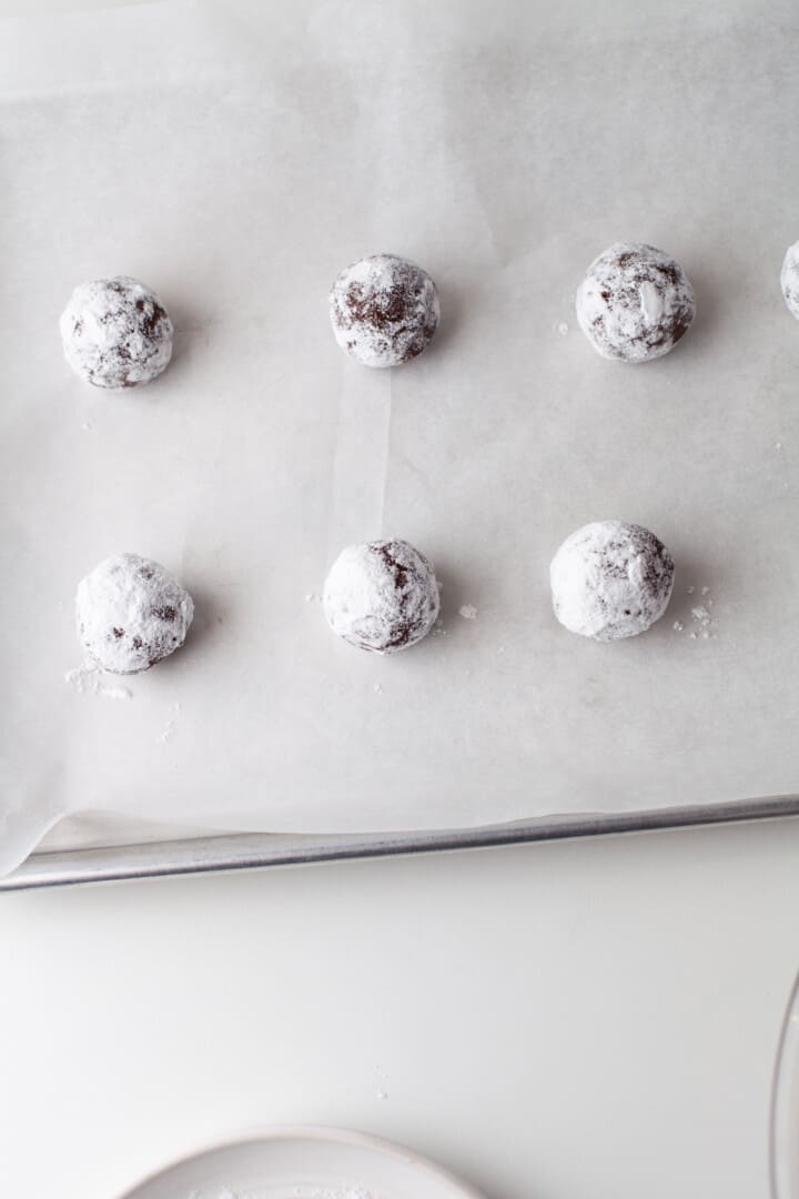 crinkle cookie balls on baking sheeting