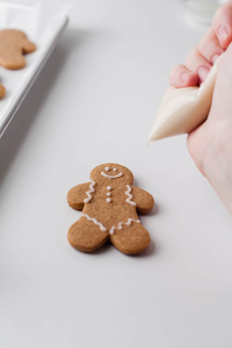 decorating the gingerbread men with icing