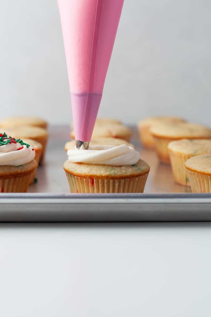 icing the cupcakes