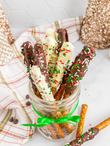 https://www.thediaryofarealhousewife.com/wp-content/uploads/2021/12/chocolate-pretzel-rods-06-360x480.jpg