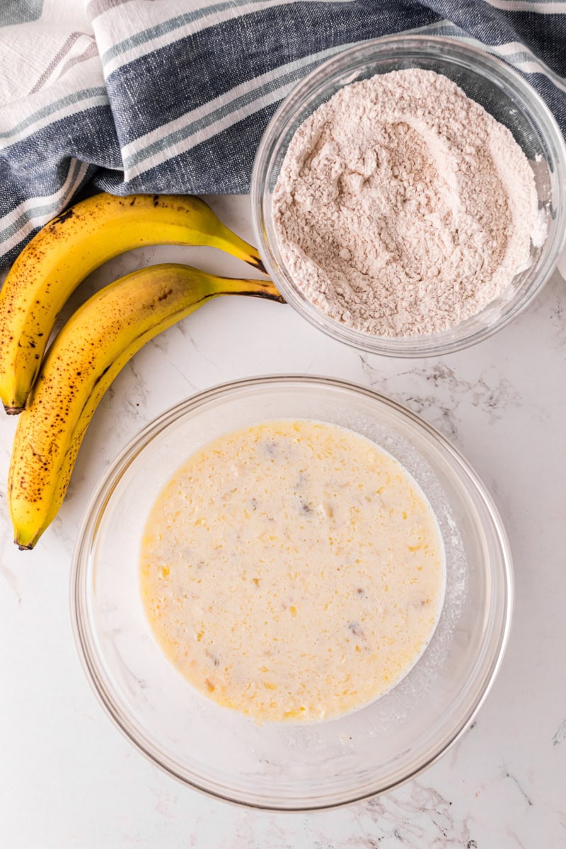 two bowls of the wet and dry ingredients mixed separately.