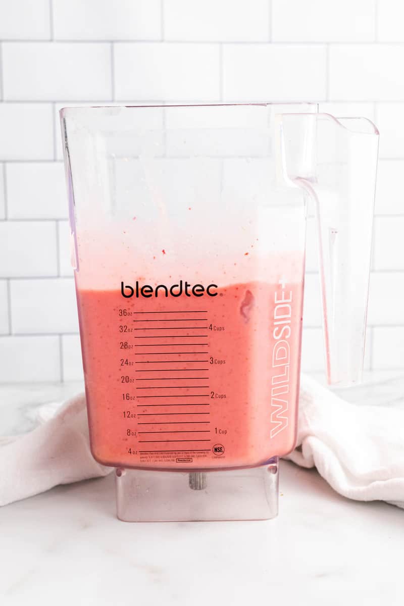 strawberry kiwi smoothie blended in blender