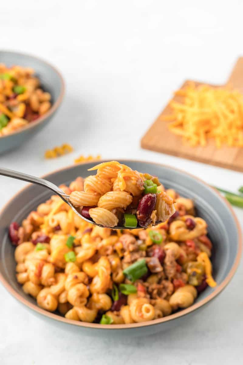 closeup of chili mac on a spoon