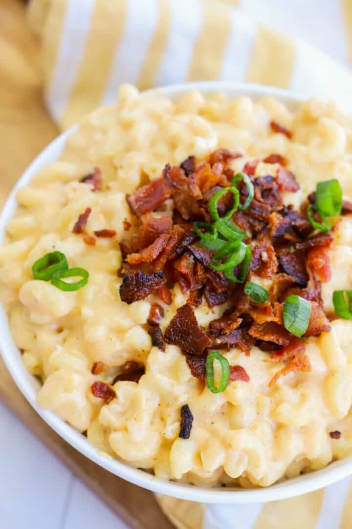 Bacon Mac and Cheese in white bowl