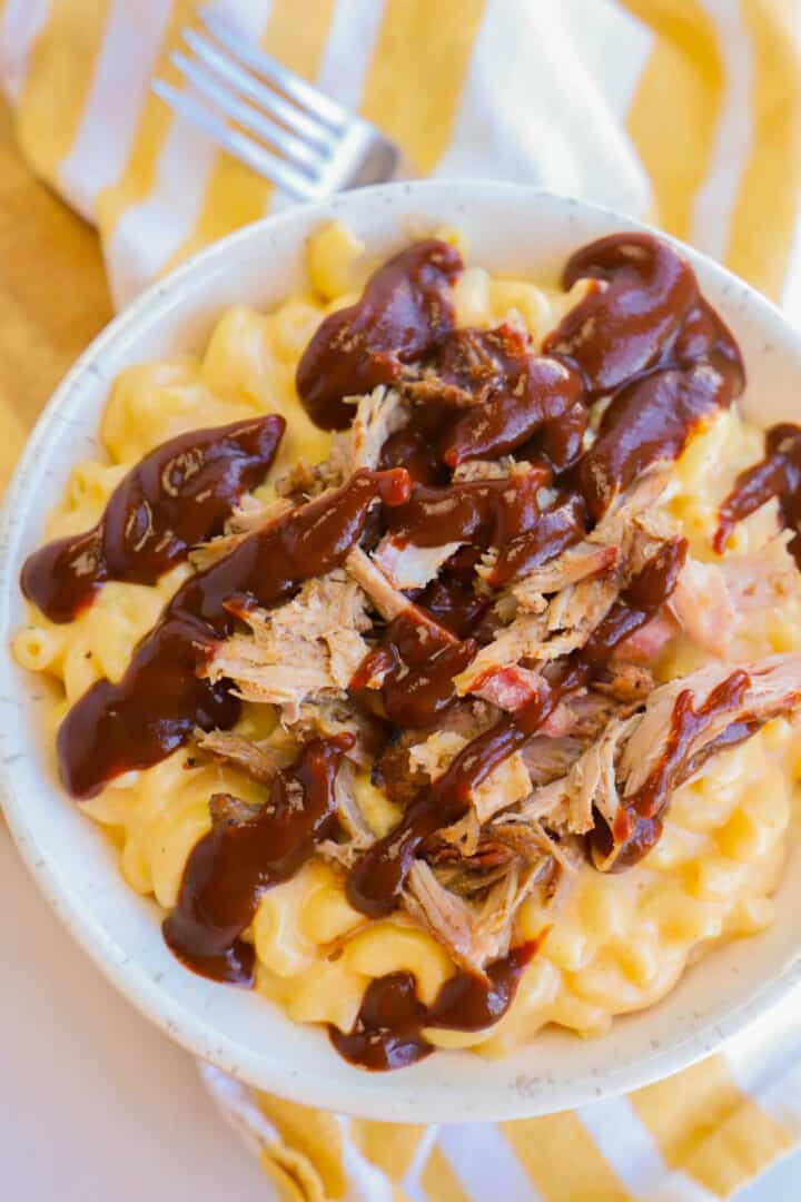 mac and cheese topped with pulled pork and BBQ sauce