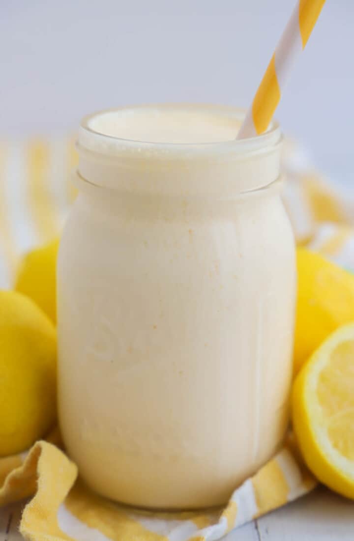 closeup of frosted lemonade with straw.