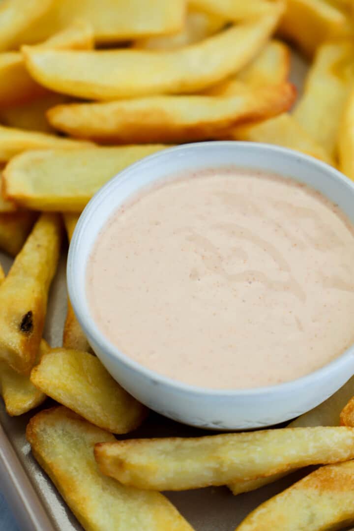 closeup of fry sauce in white bowl.