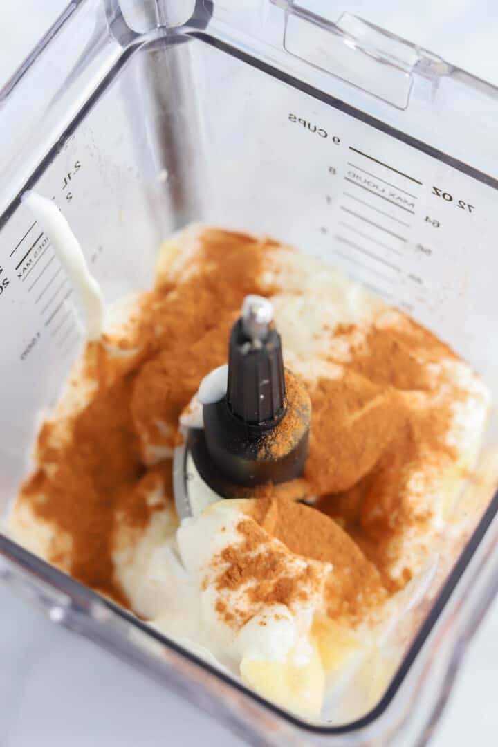 ingredients for apple pie smoothie in blender.