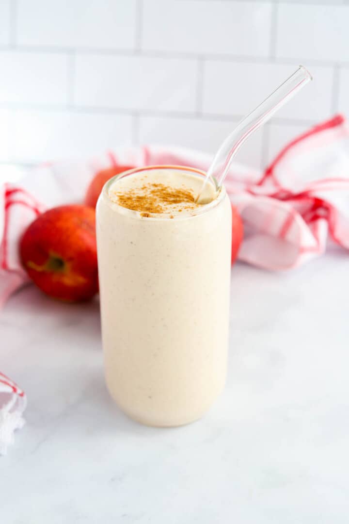apple pie smoothie in glass with straw.