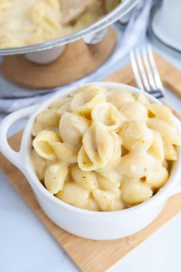 closeup of mac and cheese in white bowl.