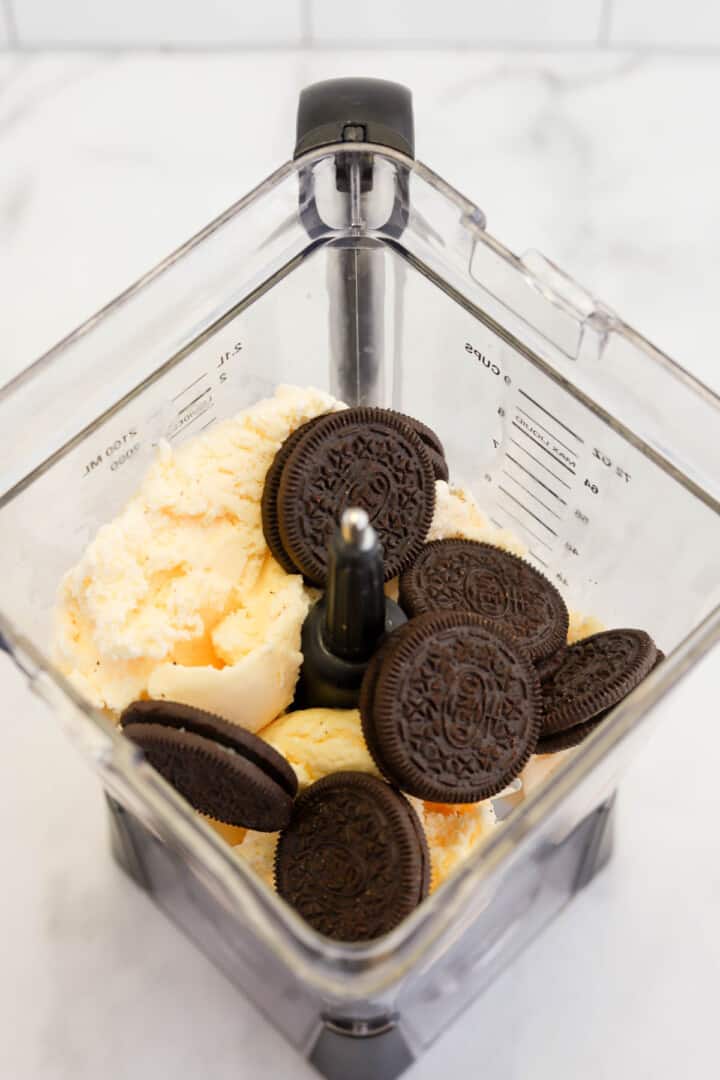 ingredients for the Oreo Milkshake in a blender.