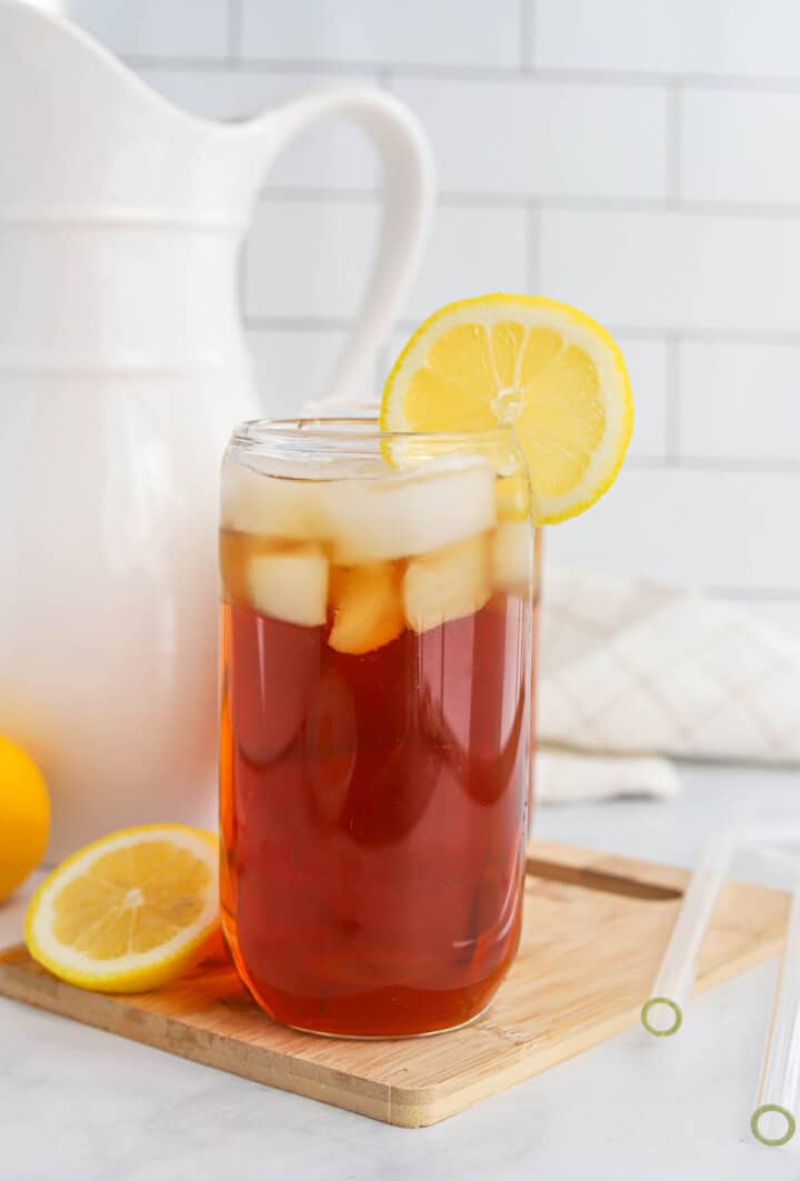 closeup of Sweet Tea in a glass with lemon slice.