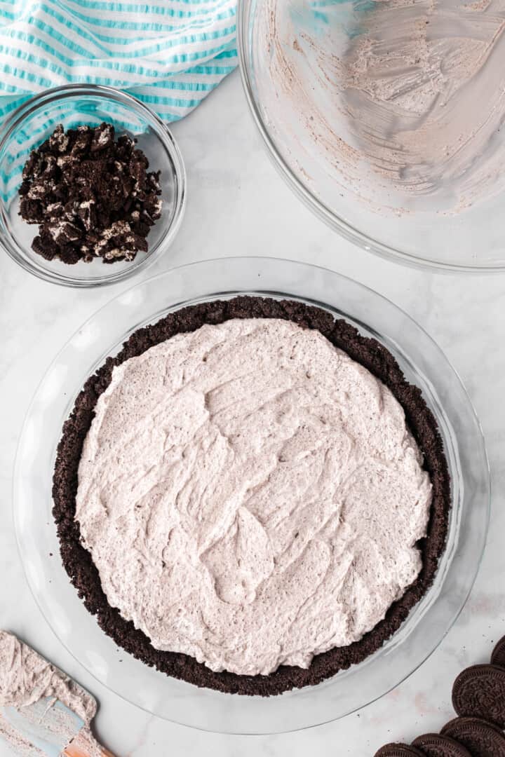 Oreo pie without topping on it.