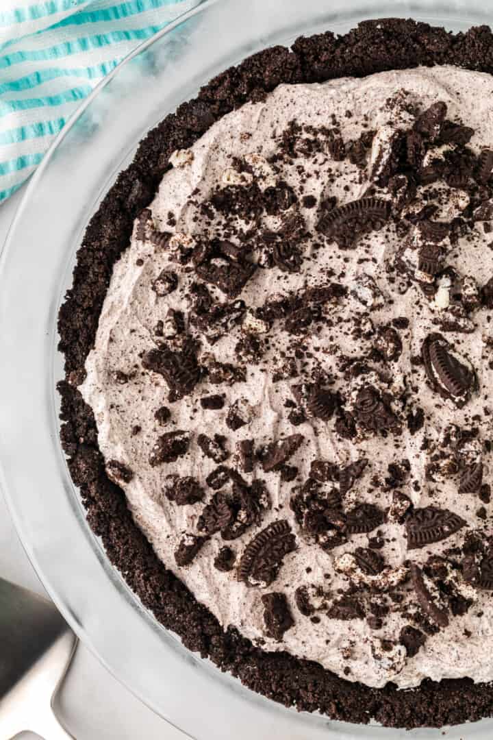 closeup of Oreo pie in glass pie plate.