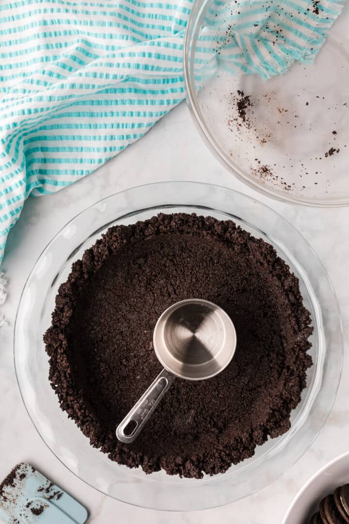 Oreo crust pressed into the pie pan.