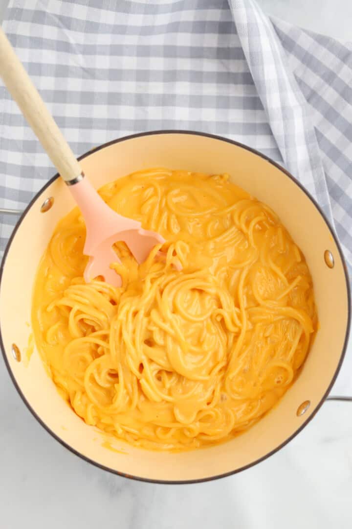 the finished cheesy spaghetti in a pot.