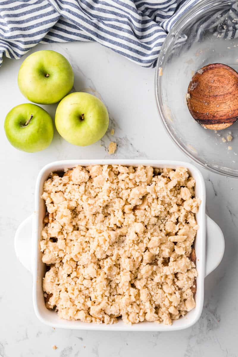 crumb topping on top of apple mixture in baking dish.
