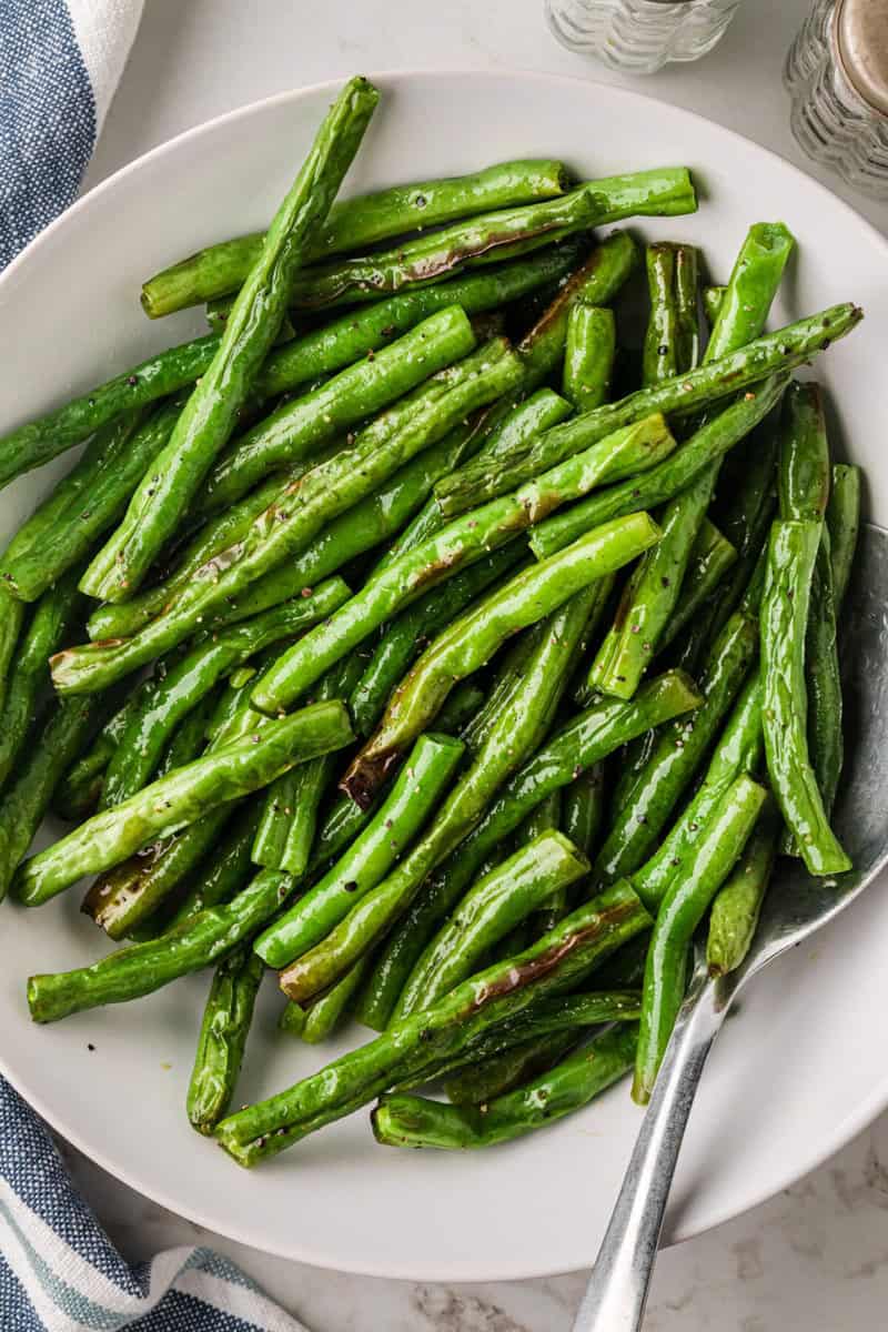 bowl of air fryer green beans ready to serve.