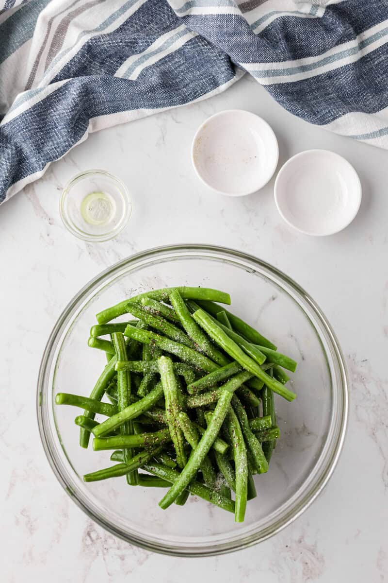 green beans seasoned and mixed in the glass bowl.