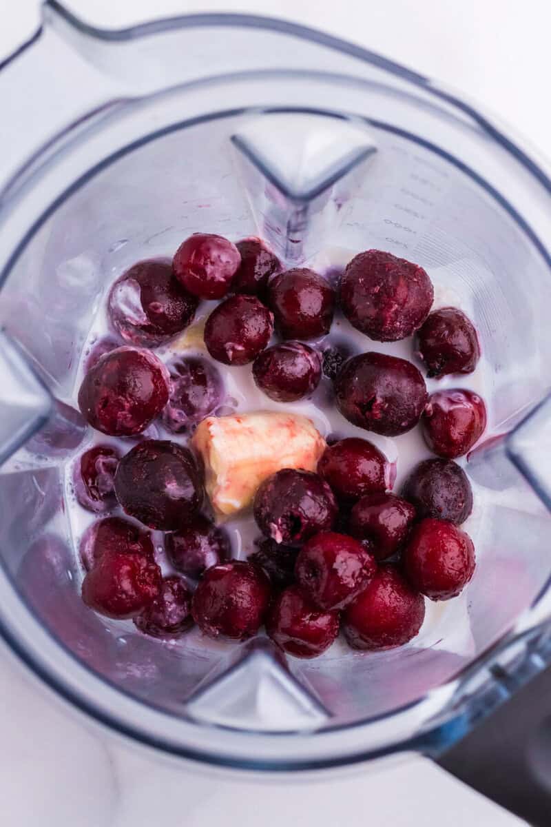ingredients for the smoothie in the blender.